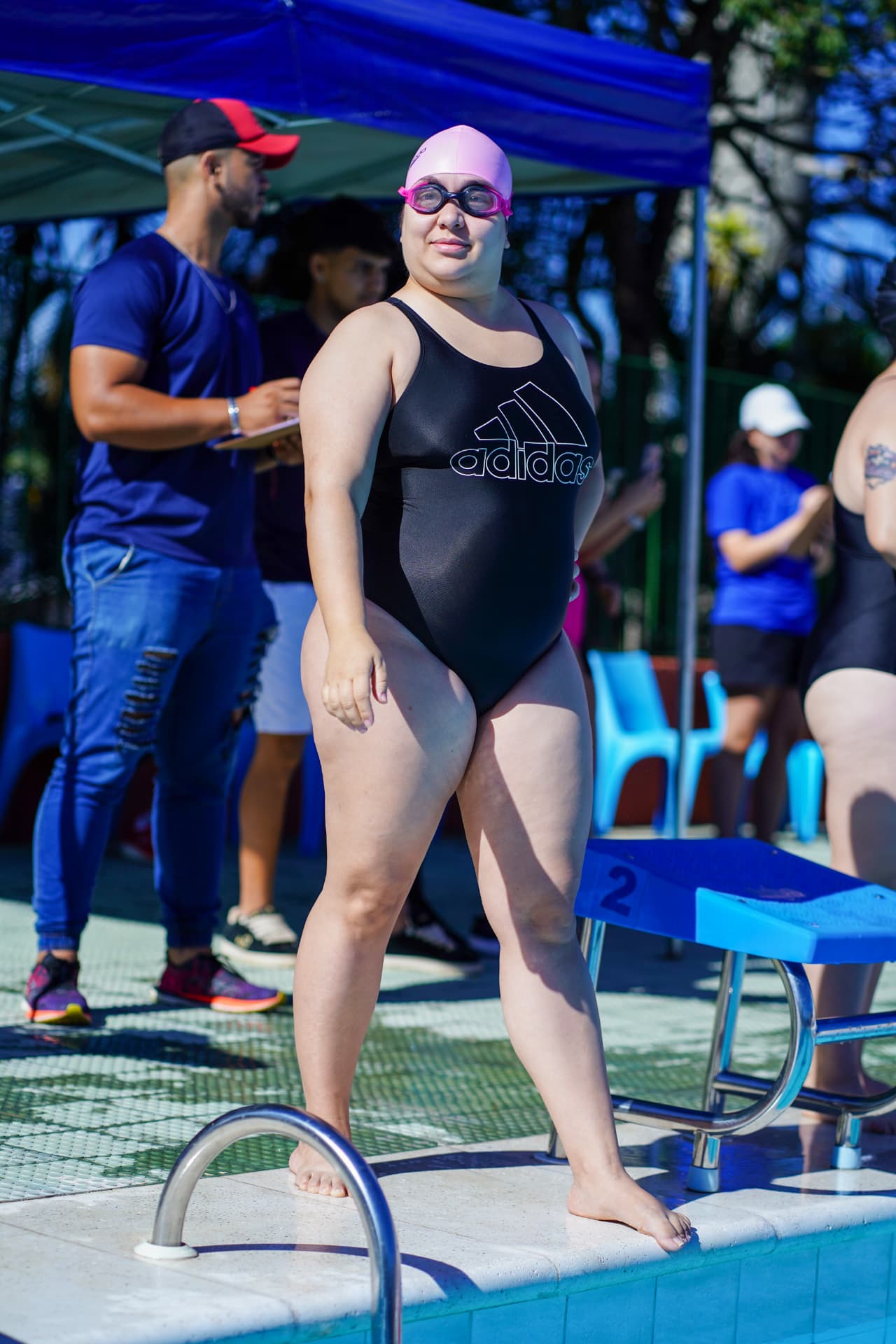 Aluna no bloco de partida pronta para o treino